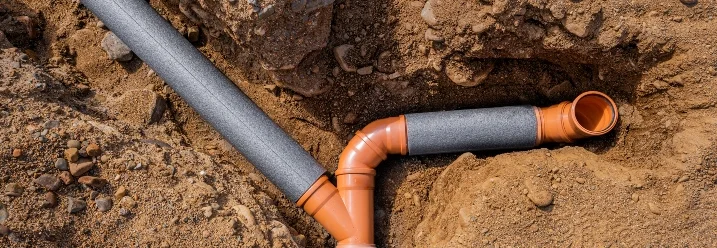 Drainage rohre im Graben